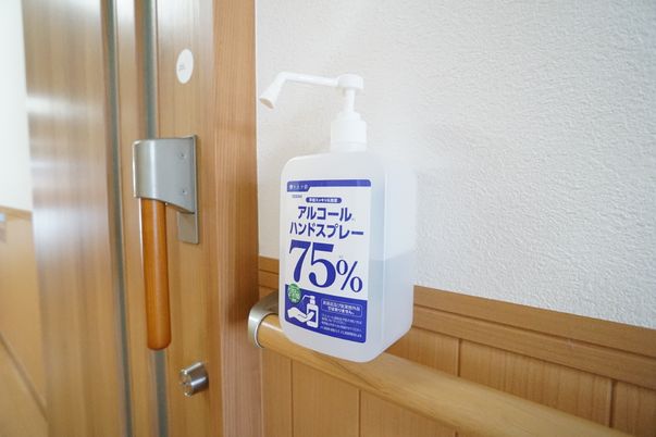手指消毒液と廊下