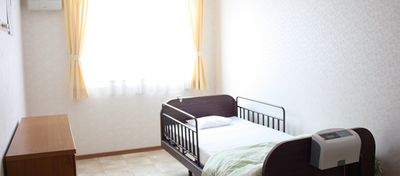 明るいベッドの居室  