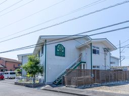 白と緑の建物の外観