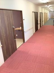 赤いカーペットの廊下