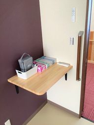 壁に取り付けた棚と小物