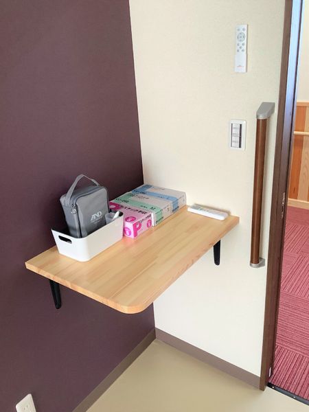 壁に取り付けた棚と小物