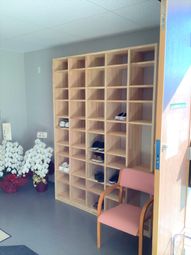 靴棚と椅子のあるエントランス