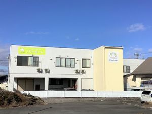 日差しの明るい施設外観