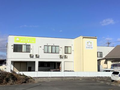 日差しの明るい施設外観