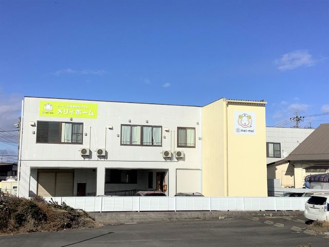 日差しの明るい施設外観 外観 日当たりが良く、清潔感のある建物です。働く環境としても快適な空間を提供しています。