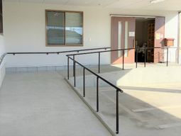 エントランスの明るい風景