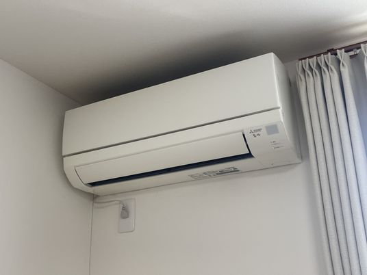 白い空調設備のエアコン