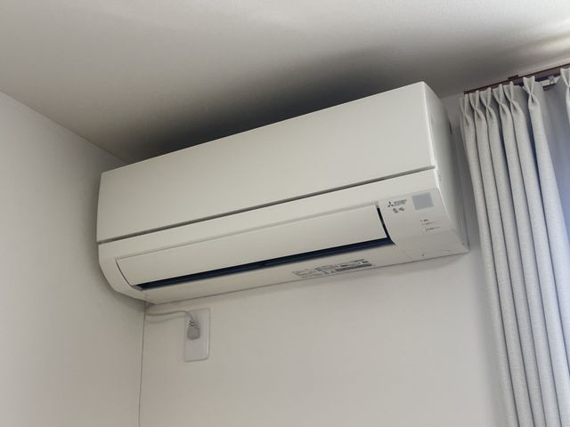 白い空調設備のエアコン エアコン 快適な温度管理が可能な快適空間です。季節を問わず心地よく過ごせます。