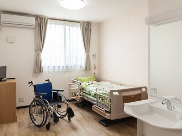 車椅子対応の居室 居室 自然光が入る明るい居室では、介助が必要な方も快適に過ごせます。車椅子も利用しやすい設計です。