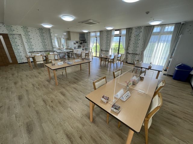 広々としたダイニングルーム ダイニングルーム 広々とした明るい空間で、自然光がたっぷり注ぐ食事エリアです。椅子に座りながらリラックスできます。