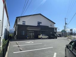 駐車場付きの建物外観