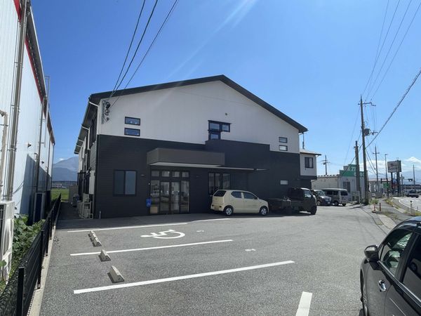 駐車場付きの建物外観