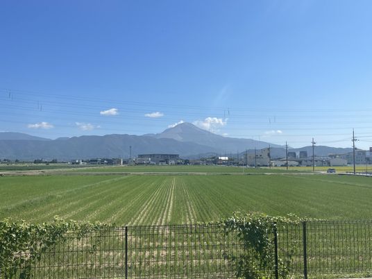 遠くの山並みと広い空