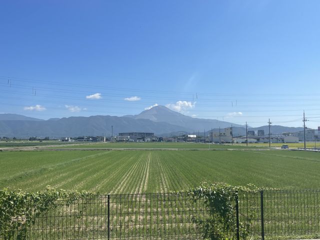 遠くの山並みと広い空 外観 広々とした自然に囲まれた環境は、穏やかな気持ちにさせます。
