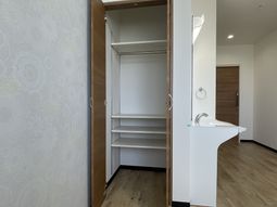 明るい居室のクローゼット