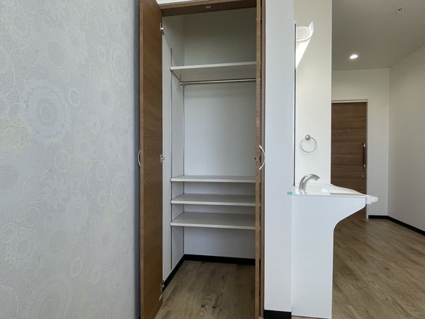 明るい居室のクローゼット