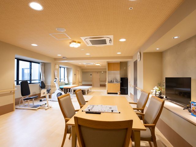 介護施設の共有リビング 共有スペース ゆったりとした共有リビングで、居心地の良い環境で働けます。利用者とのコミュニケーションも深められる空間です。