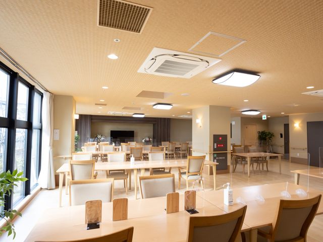 快適な空間の食堂スタッフ 食堂 明るい食堂で、利用者様の食事のサポートをご担当いただける方を募集しています。