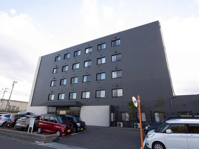 清潔感のある施設外観 外観 ゆとりのある施設で、プロフェッショナルな環境の中、キャリアを積むことができます。
