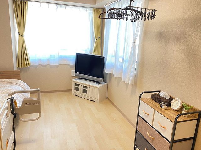 居心地の良い明るい居室 居室 テレビ付きで日当たりの良い居室です。プライバシーを大切にリラックスして過ごせる空間となっています。