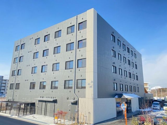 新しい建物の外観 外観 モダンなデザインが特徴の建物です。職員や来訪者のための駐車場も完備しております。
