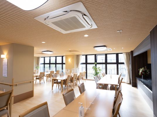 働く食堂の内観