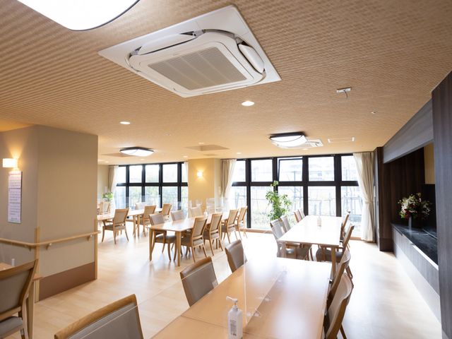 働く食堂の内観 食堂 明るく清潔感のある食堂で、利用者様に心地よい食事の時間を提供しませんか。