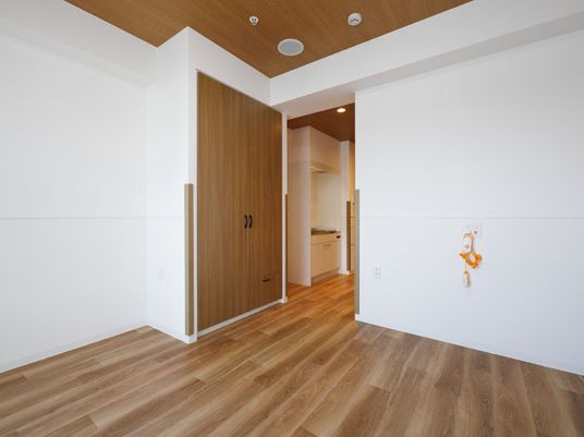 シンプルな洋室の角部屋