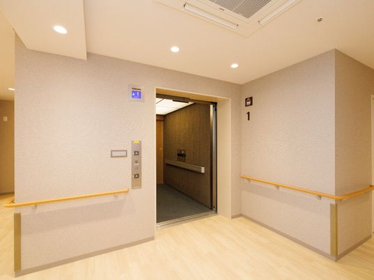 明るい廊下とエレベーター