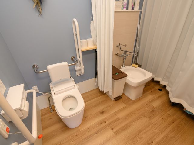 バリアフリートイレ設備 トイレ 手すり付きで安全に配慮された清潔なトイレです。使いやすさを重視した設計で、安心してご使用いただけます。