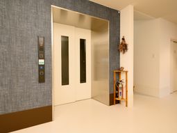 清潔なエレベーター前