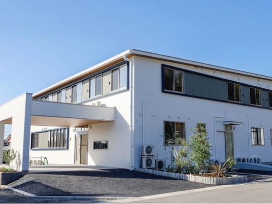 明るい外観の建物  