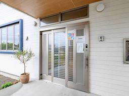 明るい入口の外観