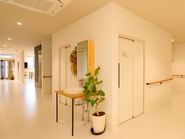 明るく清潔な廊下