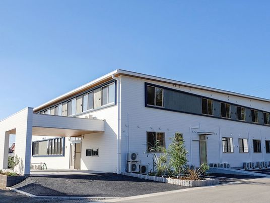 明るい建物外観  