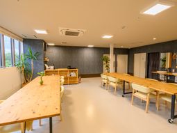 木製テーブルのあるリビング