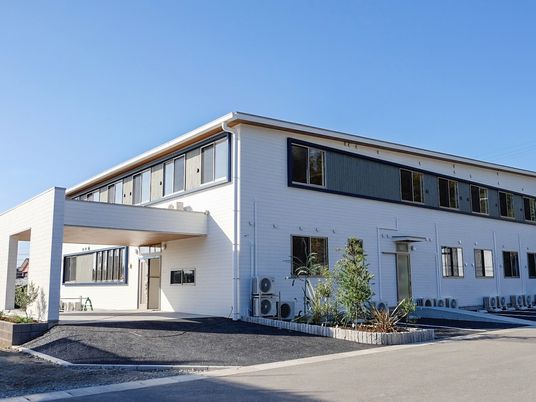 白い建物の清潔な外観