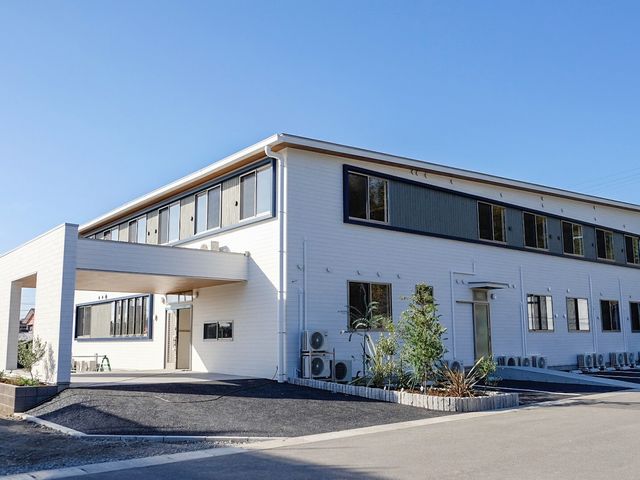 白い建物の清潔な外観 外観 快適な環境を重視したモダンなデザインの建物です。将来の職場として、こちらの建物を是非ご検討ください。