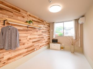 明るい居室の一角
