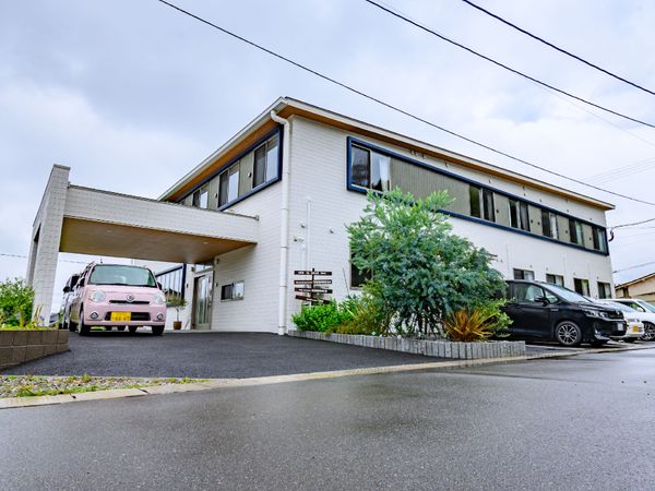 白い建物のモダンな外観