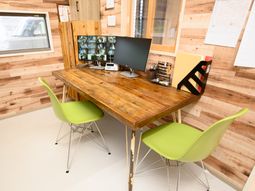 木目調の明るい事務スペース