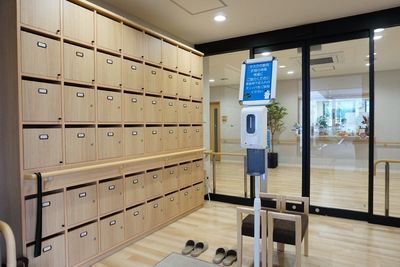 入口付近の靴箱と手指消毒器