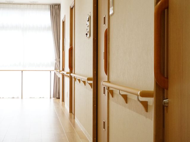 手すり付きの明るい廊下 廊下 ゆったりとした通路には手すりが設置され、明るく開放感のある環境を整えており、安心してお過ごしいただけます。