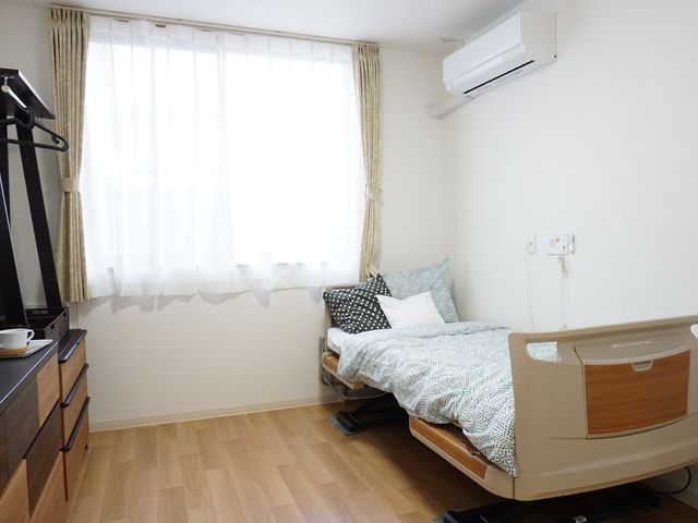 快適な個室の居室 居室 床材にはウッド調を採用し、落ち着きのある居心地の良い個室です。日光が差し込む窓辺は、明るく快適な時間を過ごせる空間となっています。