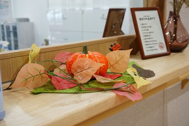 季節の装飾がある受付