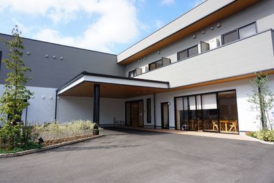 モダンな建物のエントランス