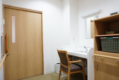 居室の洗面台とドア
