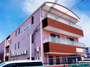 ピンク色の建物外観  