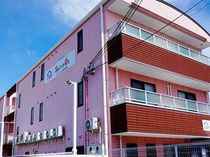 ピンクの建物外観  